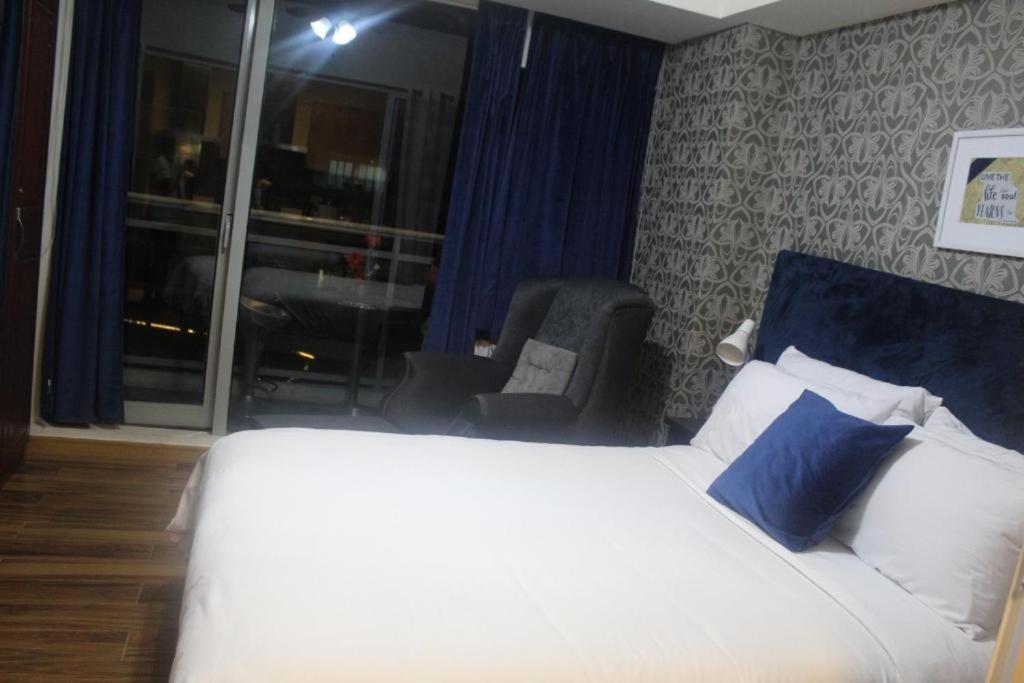 Azure C2 Balcony Wifi Near Mall Airport Multiple Units Paranaque City 외부 사진